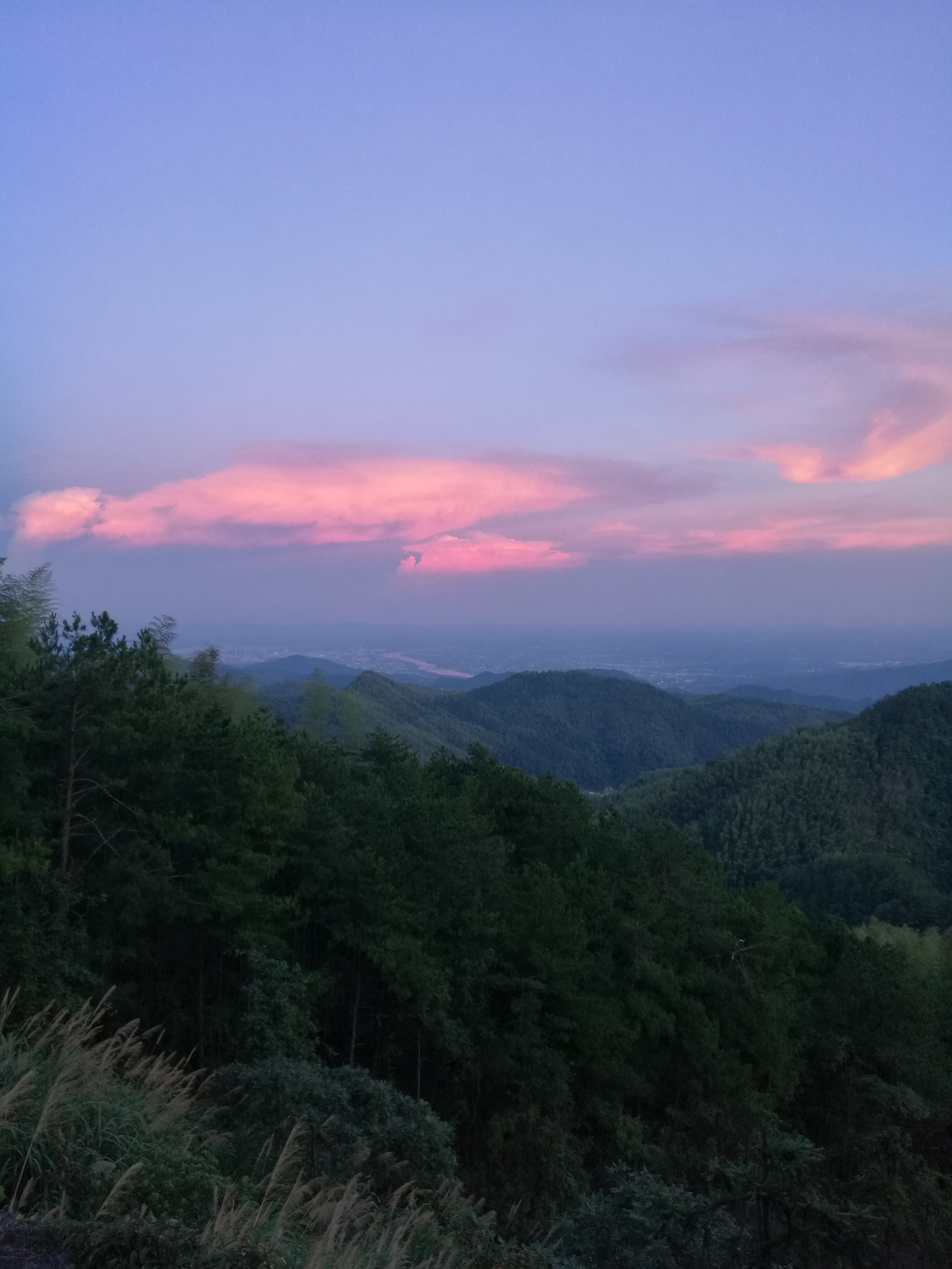 山下的潜山市区