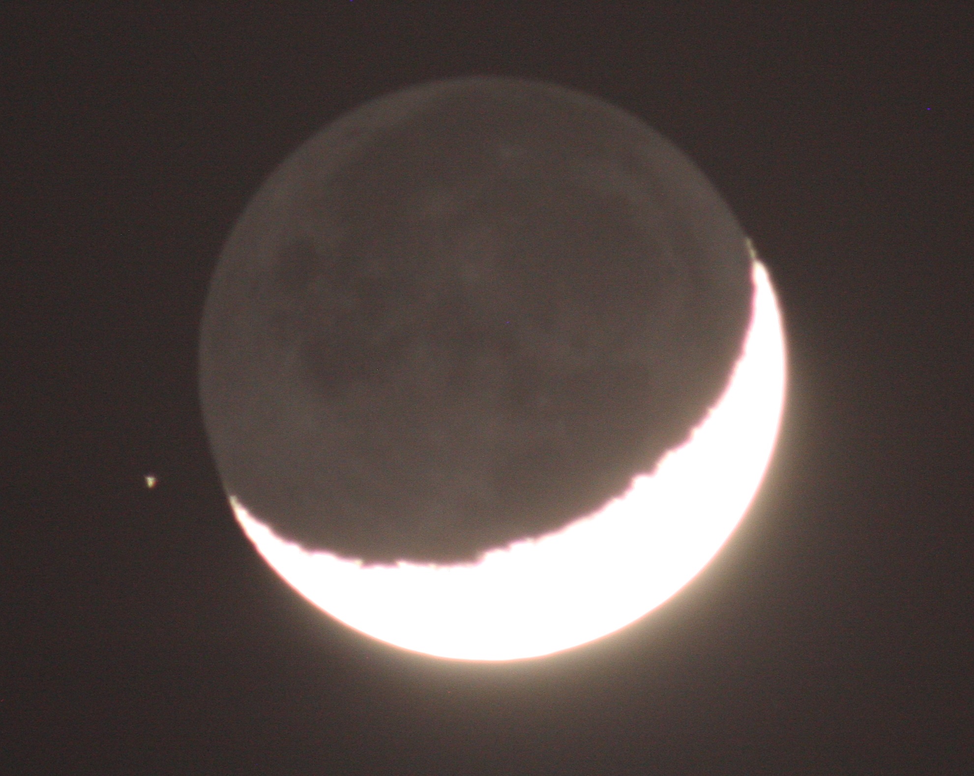 1月29日19：42的过曝月亮照，下合的是什么星星也没查星图，三脚架没固定好，拍糊了，就算防疫照。 ...