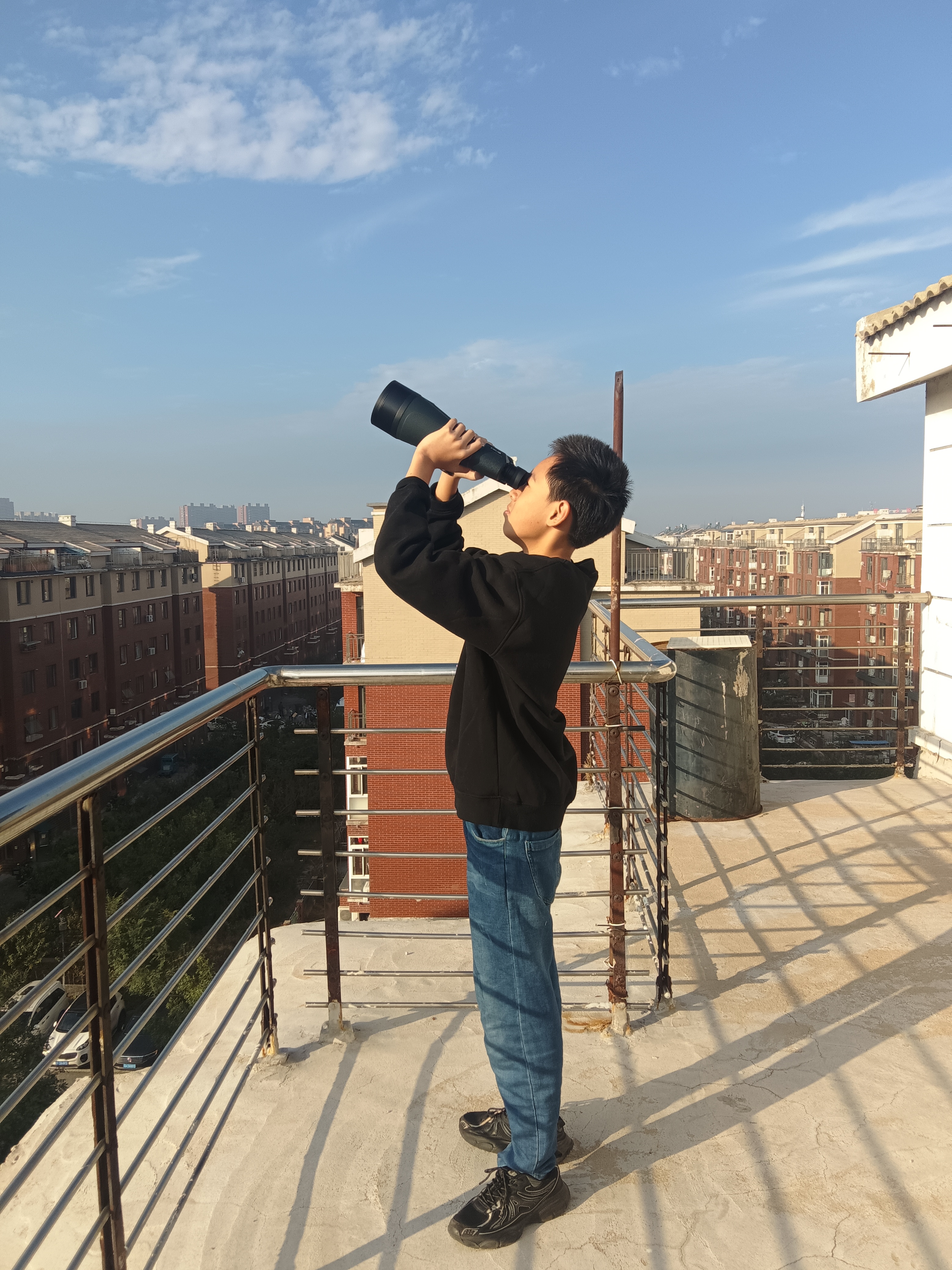 图4.用普通双筒望远镜观测30°目标状态