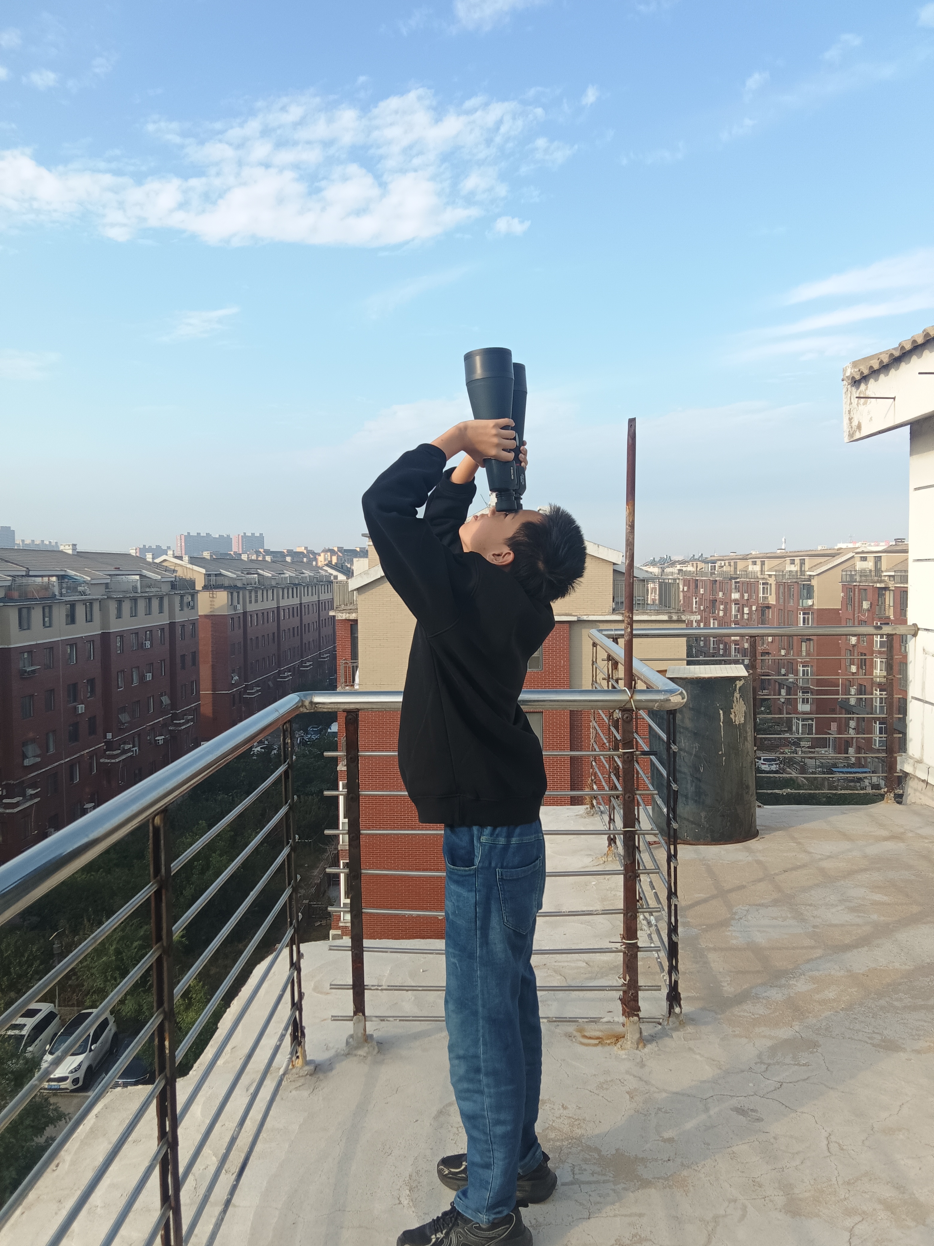 图6.用普通双筒望远镜观测90°目标状态