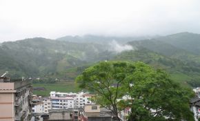 前天下大雨了，哗哗的，雨停了，云雾也来了………………