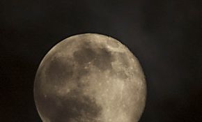尼康数码相机加75--300mm镜头拍的月亮和飞过月亮的候鸟。