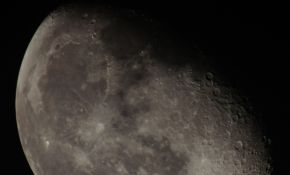 用SONY NEX5拍摄的月亮。