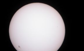 2005年1月20日10时拍摄的太阳黑子。