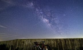 银河下，流星前