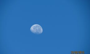 早晨8，9点钟的月亮