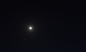 双星伴月