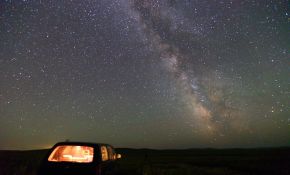 草原上的英仙座火流星-增加流星雨的延时摄影