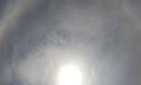 今天的日晕，但是有一个小光点出现在太阳周围