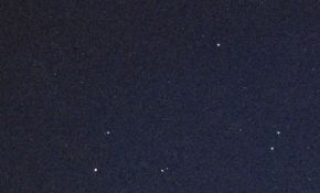 铱星闪光，划过小熊座
