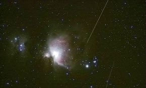 M42旁边的这两个是流星么？