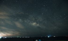 三个大傻坐在沙滩上看海边星空