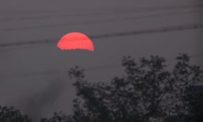 太阳出来红彤彤