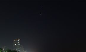 城市上空的金木合月