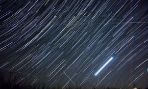 东方金星升起时的星轨迹及流星