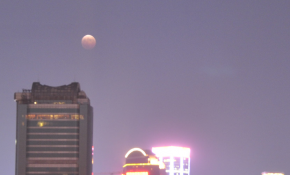 南京新街口月食来了