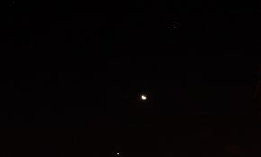 2012年8月13日凌晨，月亮挑着木星和金星极为壮观