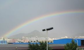 不经历风雨，怎么见彩虹？ 暴雨过后，双层彩虹出现！