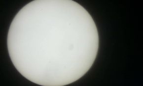 大家帮我看看太阳上这个阴影是什么