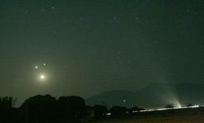 12月1日晚的双星伴月