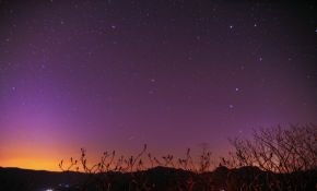 大星光相射，小星闹若沸