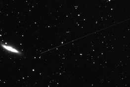 划过M82的流星
