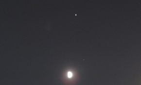 8月22日拍的月亮和某颗星..直接相机拍摄..