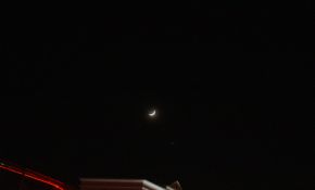 薄云中的金星合月