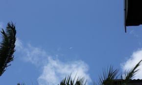 50MM普通镜头下,汉密尔顿岛大年初六白天的月亮