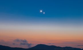 黄昏中的水星与金星