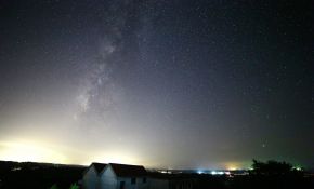 乡间壮观的银河和流星