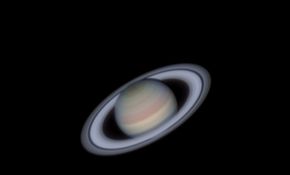 云缝中的土星