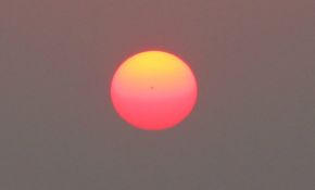 这个黑点应该是太阳黑子吧？