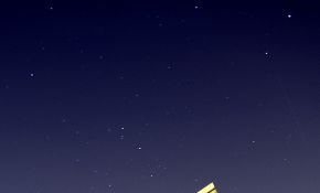 凌晨的天蝎星座和人造卫星