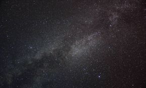 天阶夜色凉如水，卧看牵牛织女星