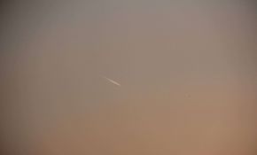 【求助】这拍到的是什么，飞机和UFO？