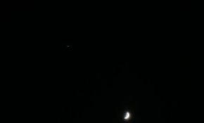 今晚的木星跟月亮