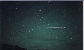 贴几幅2001年自己拍的狮子座流星雨，与大家分享，水平很业余