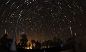 抚仙湖畔,流星与银河之夜