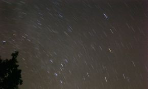 12日凌晨的流星和星星轨迹