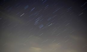没拍到流星，只好拍拍星轨。