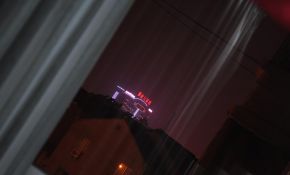 天气不好，用牛反拍摄远处霓虹试试