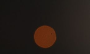 尼康 D3100套机裸拍你们猜猜是什么星？