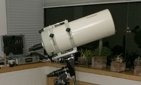 三颗外太阳系行星达成，高桥Mewlon-300主镜打下的冥王星。