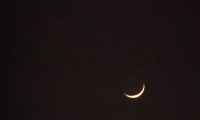 2013年11月24号昨上8：55在窗外拍到月这和一个星星在一起