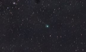 小区楼顶拍摄的Q2彗星。
