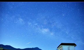 巧遇银河下的流星