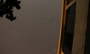 自家院子，光+大气污染下的星空