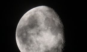 半夜醒来抓拍的月球