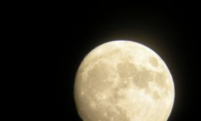 90eq拿回来第一次拍的月亮